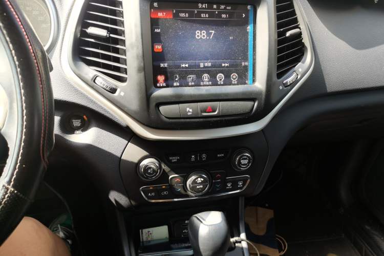 Used Jeep Cherokee 2020 2.0L Two-Wheel Drive Classic Sports Edition Audio And AC Panel