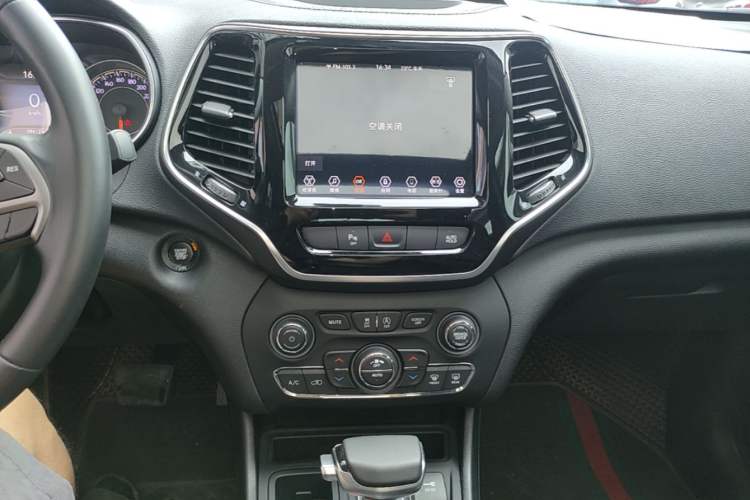 Used Jeep Cherokee 2020 2.0T Two-Wheel Drive Leading Edition Audio And AC Panel