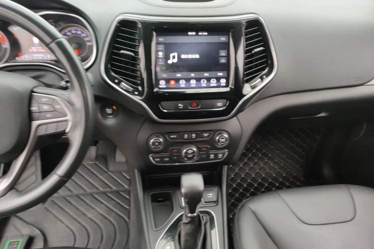 Used Jeep Cherokee 2020 2.0T Two-Wheel Drive Leading Edition Audio And AC Panel