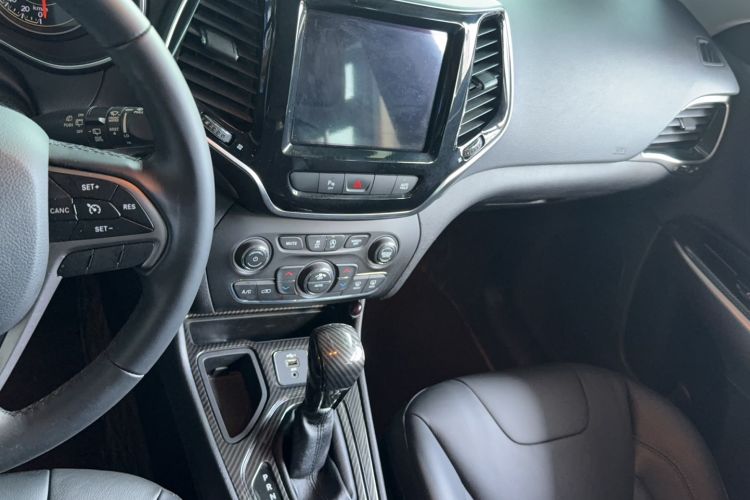 Used Jeep Cherokee 2020 2.0T Two-Wheel Drive Leading Edition Audio And AC Panel