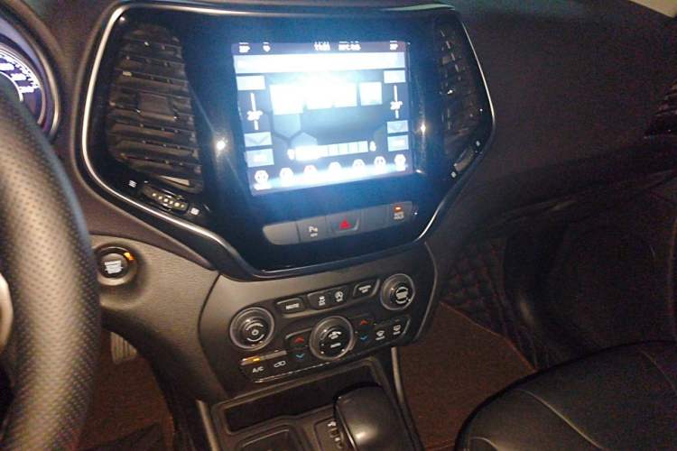 Used Jeep Cherokee 2020 2.0T Two-Wheel Drive Leading Edition Audio And AC Panel