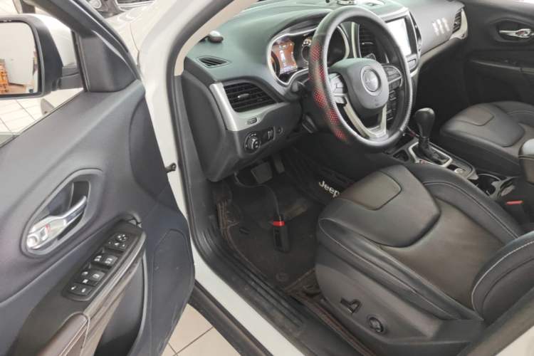 Used Jeep Cherokee 2020 2.0L Two-Wheel Drive Classic Sports Edition Driver Seat