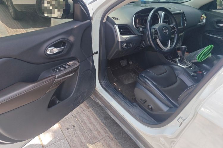Used Jeep Cherokee 2020 2.0L Two-Wheel Drive Classic Sports Edition Driver Seat