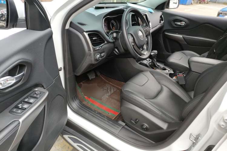 Used Jeep Cherokee 2020 2.0T Two-Wheel Drive Leading Edition Driver Seat