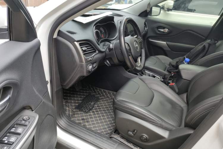 Used Jeep Cherokee 2020 2.0T Two-Wheel Drive Leading Edition Driver Seat