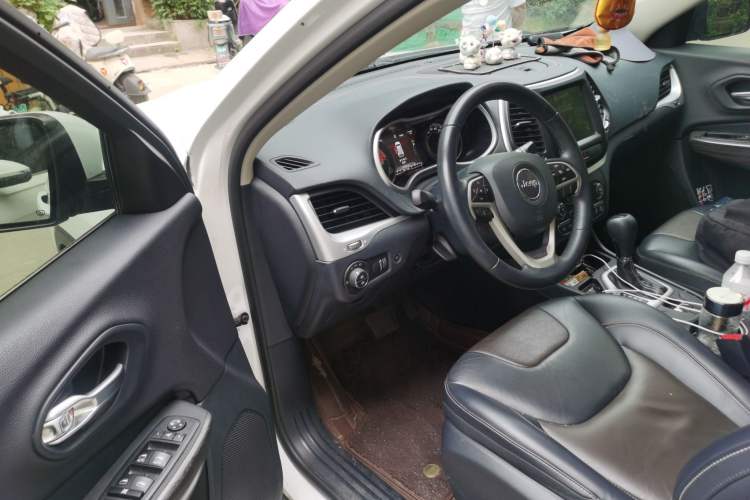 Used Jeep Cherokee 2020 2.0L Two-Wheel Drive Classic Sports Edition Driver Seat