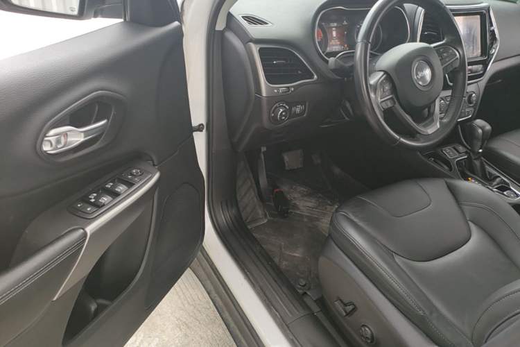 Used Jeep Cherokee 2020 2.0T Two-Wheel Drive Leading Edition Driver Seat