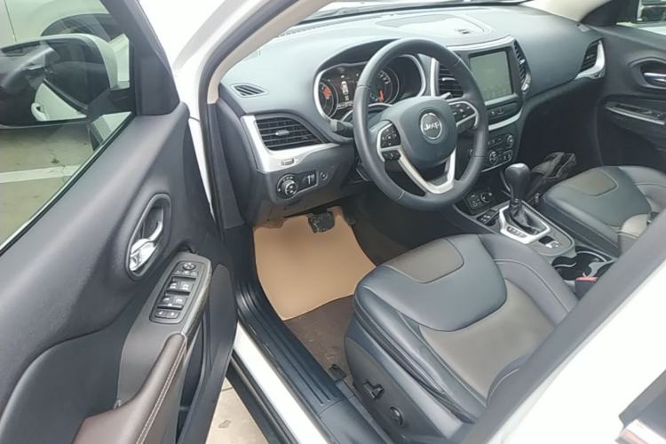 Used Jeep Cherokee 2020 2.0L Two-Wheel Drive Classic Sports Edition Driver Seat