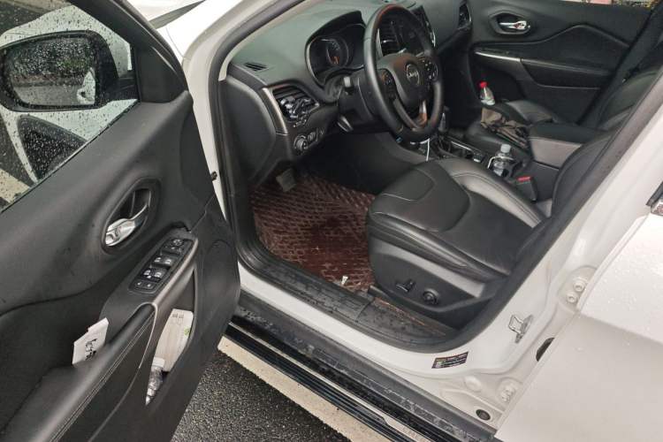 Used Jeep Cherokee 2020 2.0T Four-Wheel Drive Luxury Edition Driver Seat