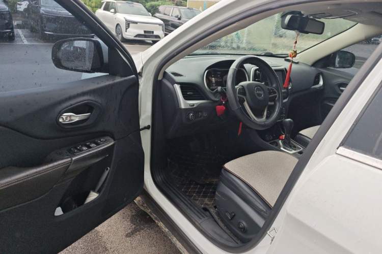Used Jeep Cherokee 2020 2.0L Two-Wheel Drive Classic Sports Edition Driver Seat