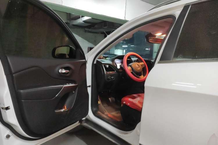 Used Jeep Cherokee 2020 2.0T Two-Wheel Drive Leading Edition Driver Seat