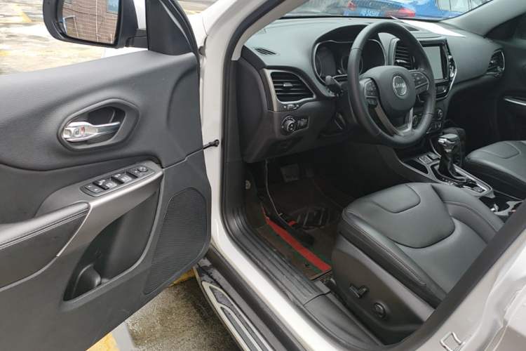 Used Jeep Cherokee 2020 2.0T Two-Wheel Drive Leading Edition Driver Seat