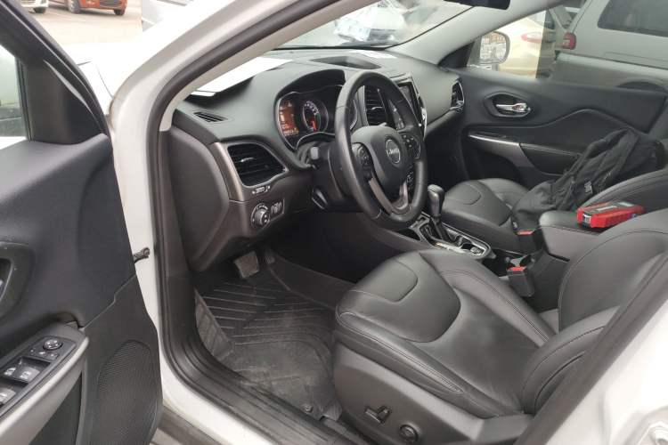 Used Jeep Cherokee 2020 2.0T Two-Wheel Drive Leading Edition Driver Seat