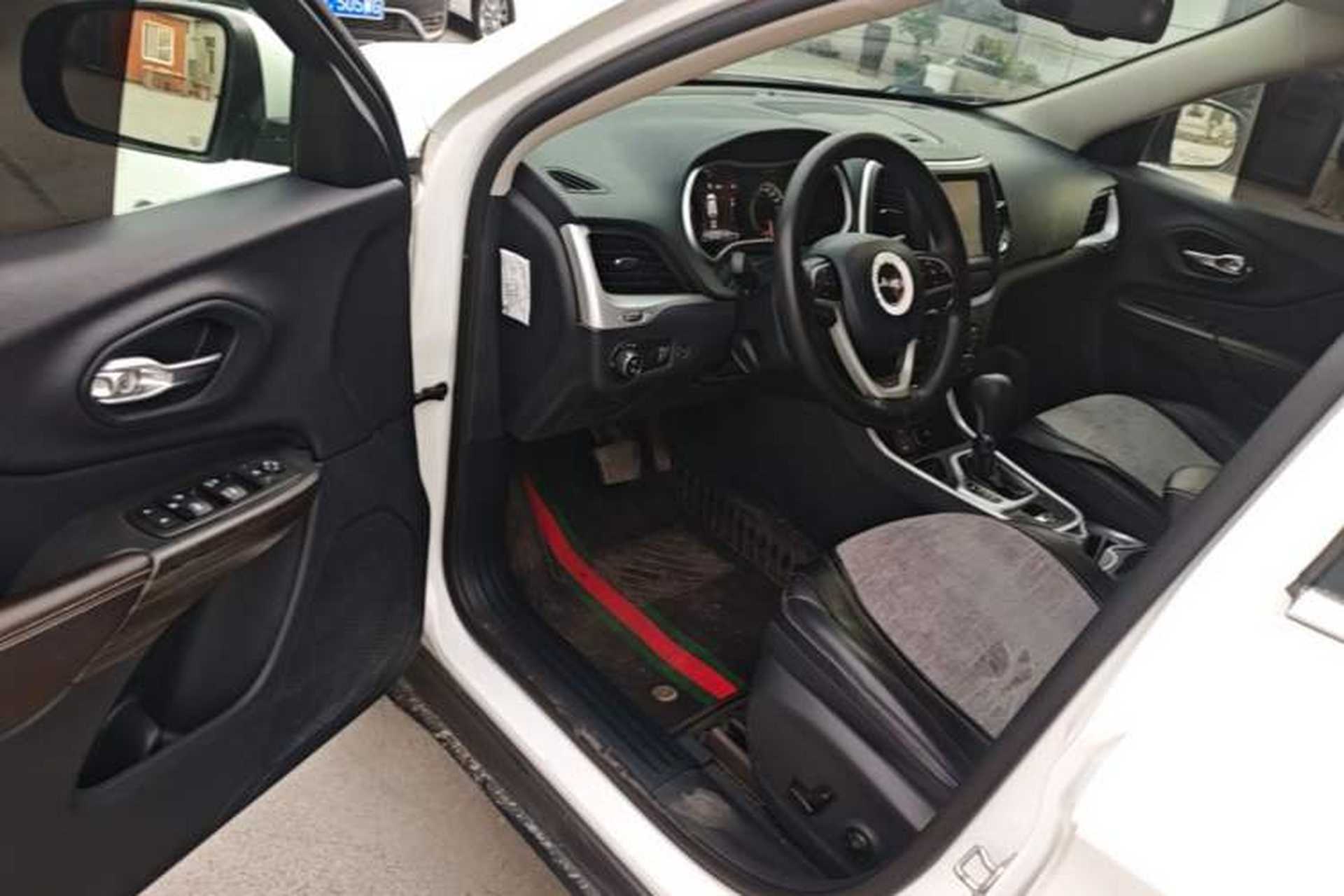 Used Jeep Cherokee 2020 2.0L Two-Wheel Drive Classic Sports Edition Driver Seat