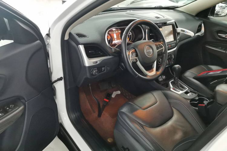 Used Jeep Cherokee 2020 2.0L Two-Wheel Drive Classic Sports Edition Driver Seat