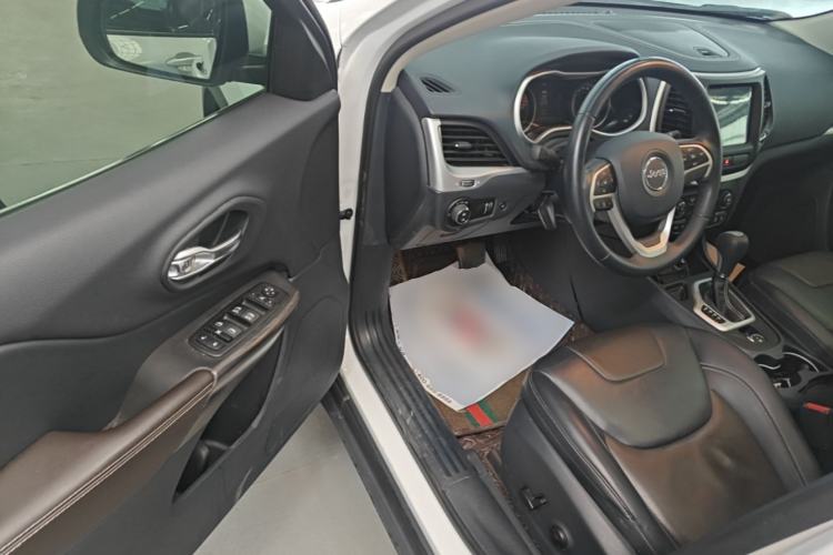 Used Jeep Cherokee 2020 2.0L Two-Wheel Drive Classic Sports Edition Driver Seat