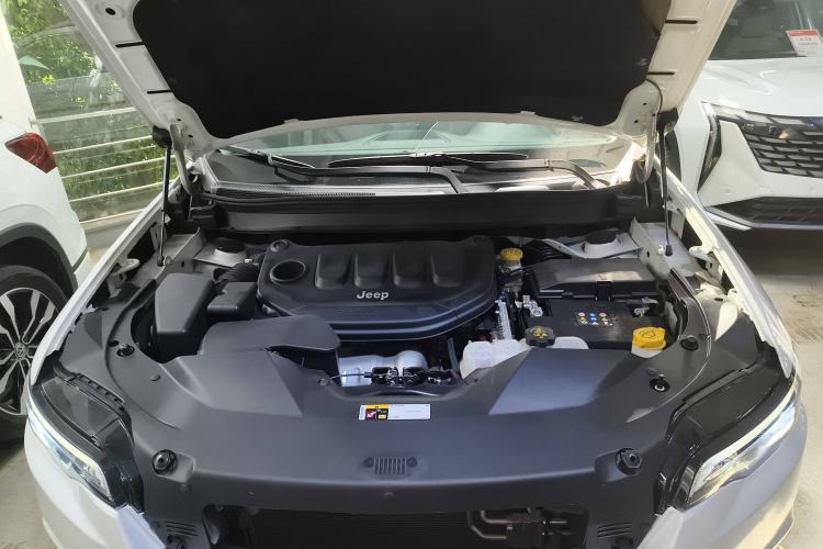 Used Jeep Cherokee 2020 2.0L Two-Wheel Drive Safety Upgrade Edition Engine Bay