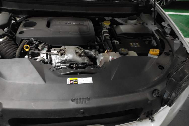 Used Jeep Cherokee 2020 2.0T Two-Wheel Drive Leading Edition Engine Bay Left