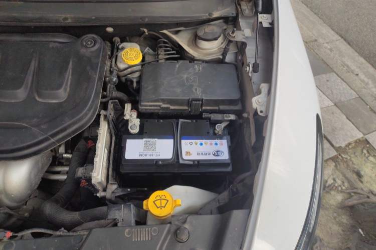 Used Jeep Cherokee 2020 2.0L Two-Wheel Drive Classic Sports Edition Engine Bay Left