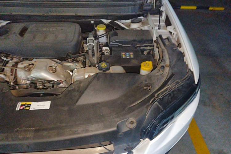 Used Jeep Cherokee 2020 2.0T Two-Wheel Drive Leading Edition Engine Bay Left