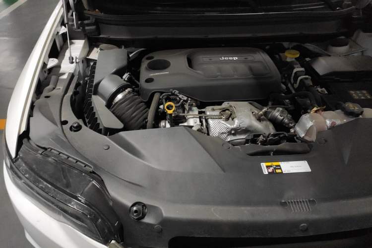 Used Jeep Cherokee 2020 2.0T Two-Wheel Drive Leading Edition Engine Bay Right
