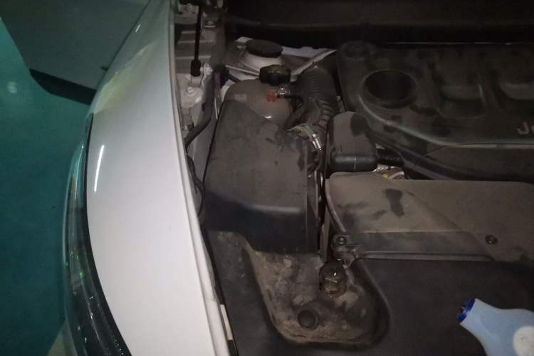 Used Jeep Cherokee 2020 2.0L Two-Wheel Drive Classic Sports Edition Engine Bay Right