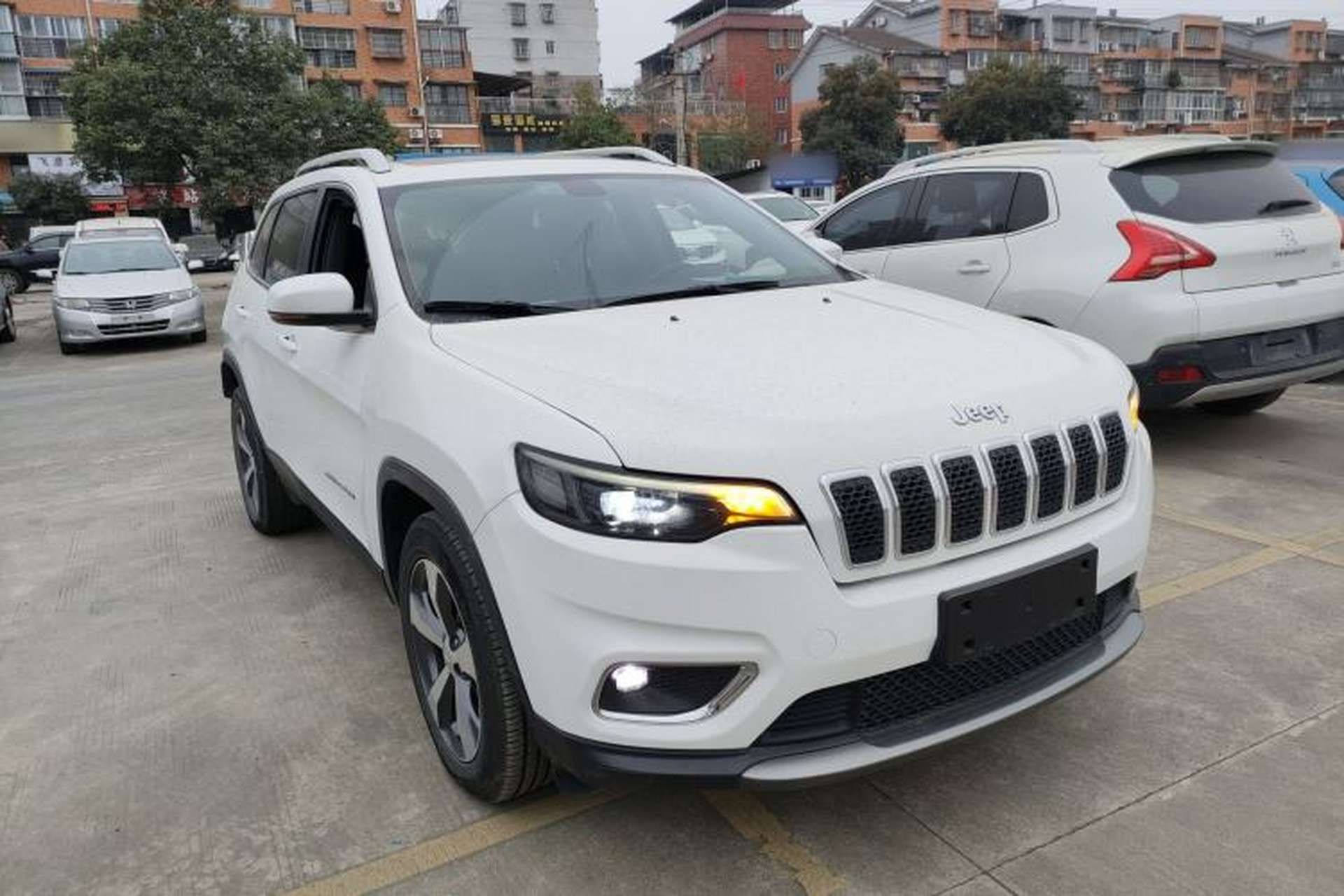Used Jeep Cherokee 2020 2.0T Two-Wheel Drive Leading Edition Exterior 1