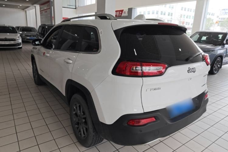 Used Jeep Cherokee 2020 2.0L Two-Wheel Drive Classic Sports Edition Exterior 2