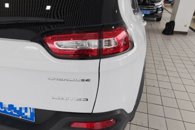 Used Jeep Cherokee 2020 2.0L Two-Wheel Drive Classic Sports Edition Exterior 3