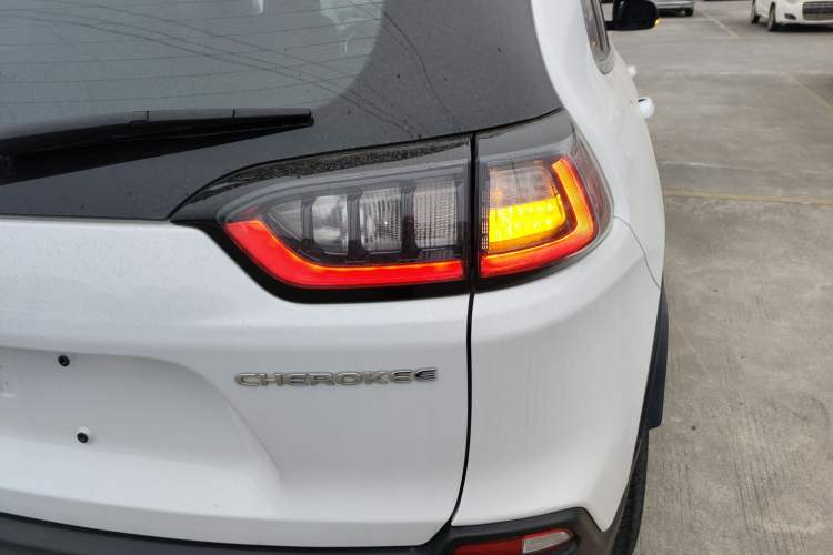 Used Jeep Cherokee 2020 2.0T Two-Wheel Drive Leading Edition Exterior 3