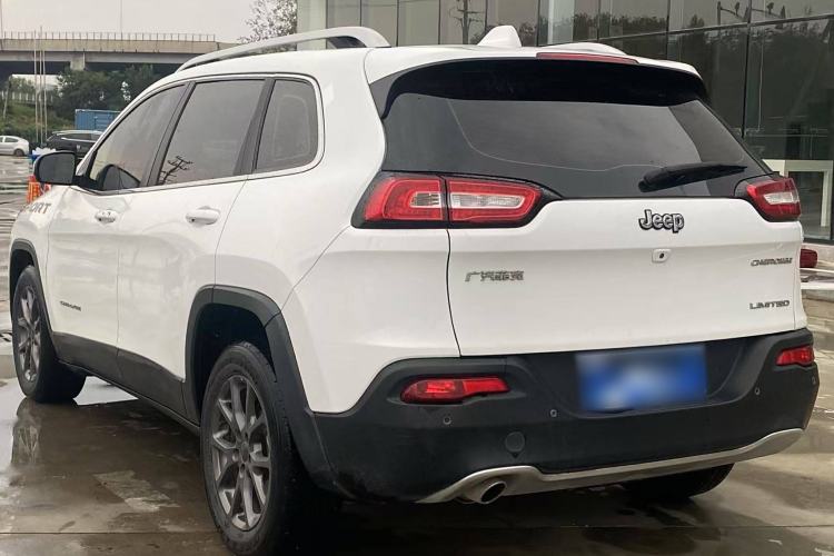 Used Jeep Cherokee 2020 2.0L Two-Wheel Drive Classic Sports Edition Exterior 3
