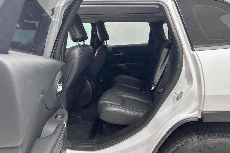 Used Jeep Cherokee 2020 2.0L Two-Wheel Drive Safety Upgrade Edition Exterior 4