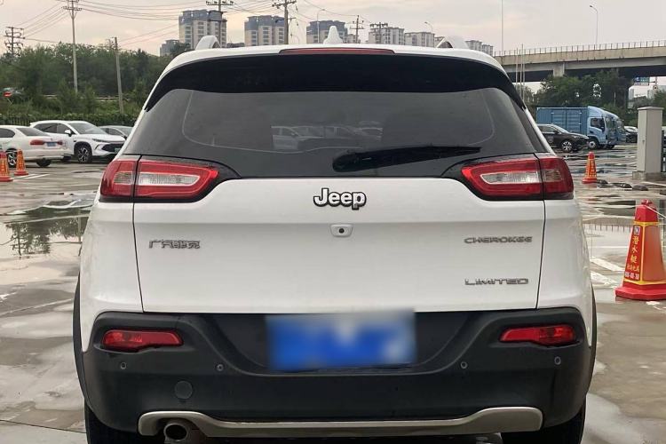 Used Jeep Cherokee 2020 2.0L Two-Wheel Drive Classic Sports Edition Exterior 4