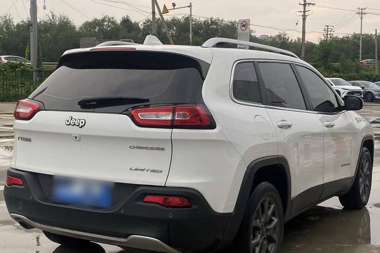 Used Jeep Cherokee 2020 2.0L Two-Wheel Drive Classic Sports Edition Exterior 5
