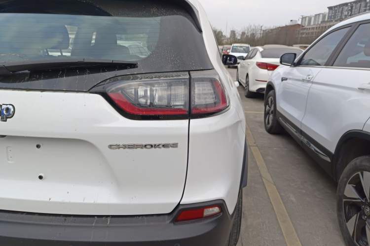 Used Jeep Cherokee 2020 2.0T Two-Wheel Drive Leading Edition Exterior 6