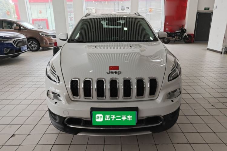 Used Jeep Cherokee 2020 2.0L Two-Wheel Drive Classic Sports Edition Front