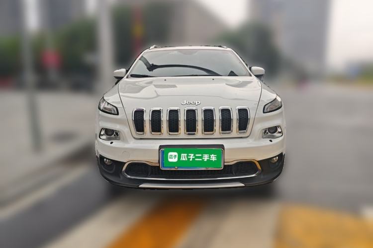Used Jeep Cherokee 2020 2.0L Two-Wheel Drive Classic Sports Edition Front