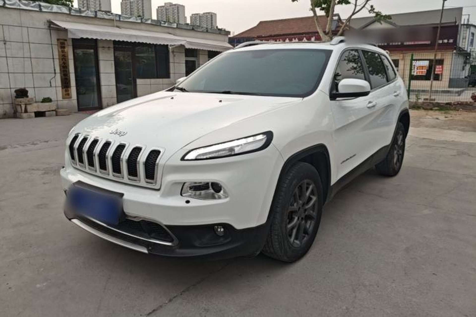 Used Jeep Cherokee 2020 2.0L Two-Wheel Drive Classic Sports Edition Front Left 45 Deg