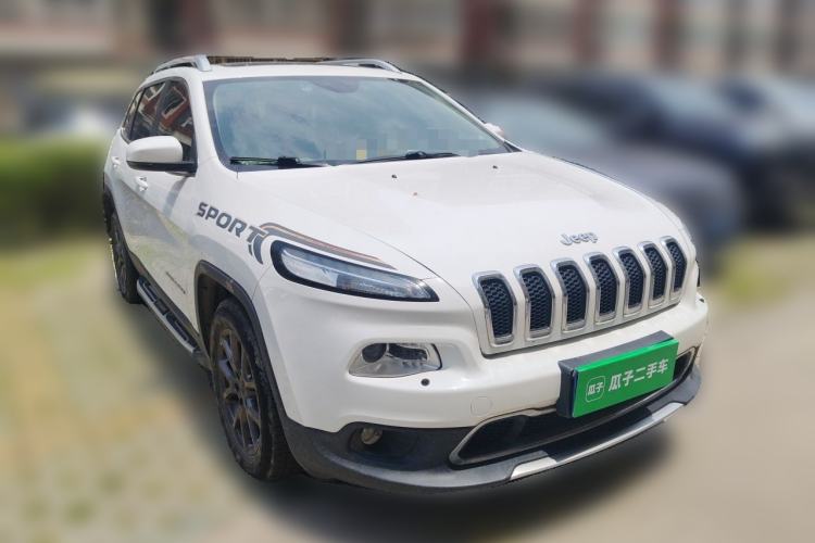 Used Jeep Cherokee 2020 2.0L Two-Wheel Drive Classic Sports Edition Front Right 45 Deg