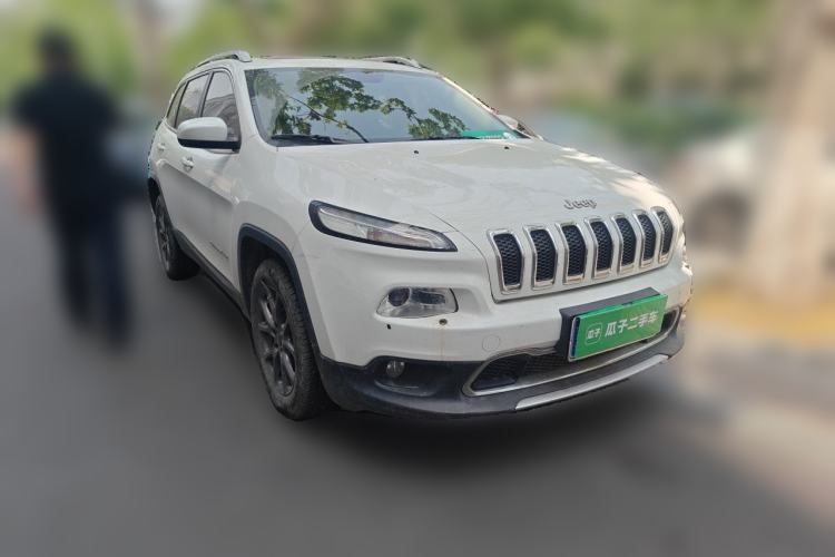 Used Jeep Cherokee 2020 2.0L Two-Wheel Drive Classic Sports Edition Front Right 45 Deg