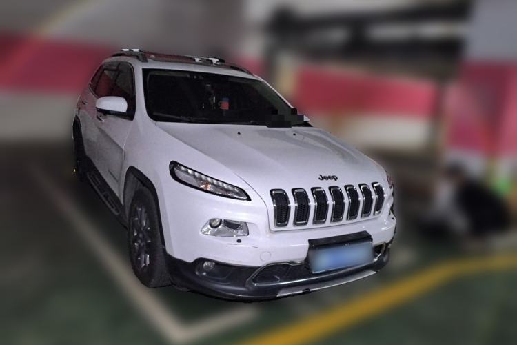 Used Jeep Cherokee 2020 2.0L Two-Wheel Drive Classic Sports Edition Front Right 45 Deg