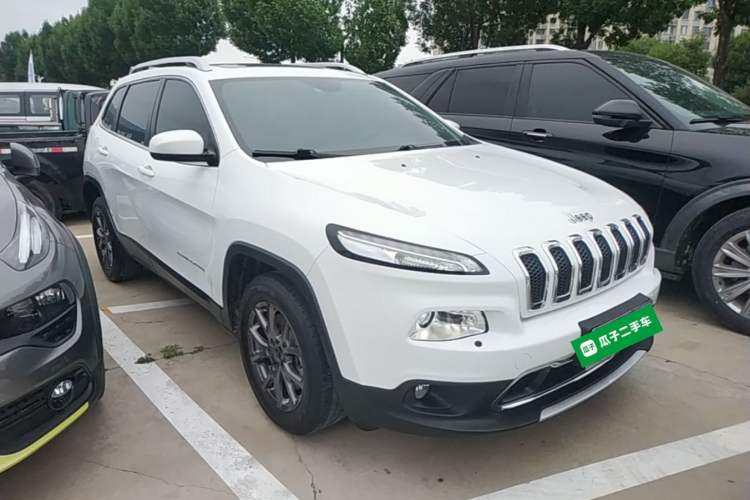Used Jeep Cherokee 2020 2.0L Two-Wheel Drive Classic Sports Edition Front Right 45 Deg