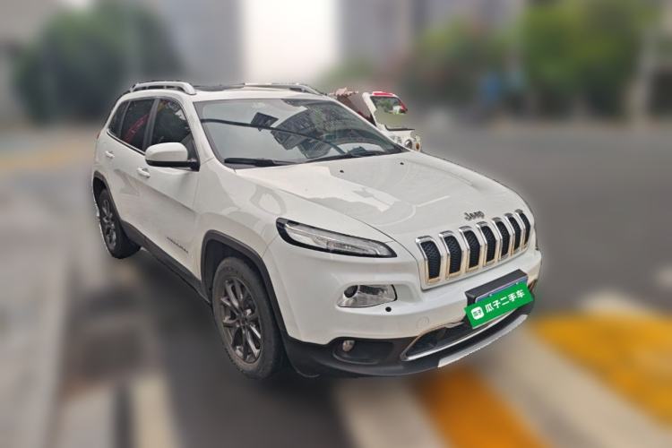 Used Jeep Cherokee 2020 2.0L Two-Wheel Drive Classic Sports Edition Front Right 45 Deg