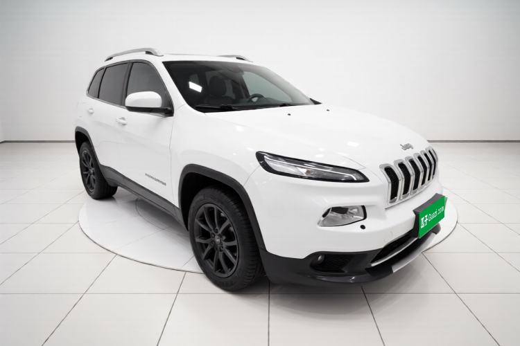 Used Jeep Cherokee 2020 2.0L Two-Wheel Drive Classic Sports Edition Front Right 45 Deg