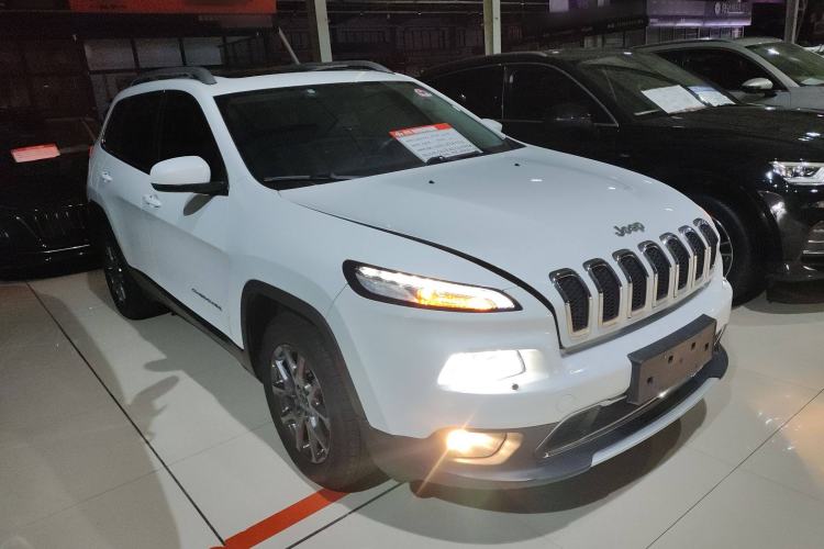 Used Jeep Cherokee 2020 2.0L Two-Wheel Drive Classic Sports Edition Front Right 45 Deg
