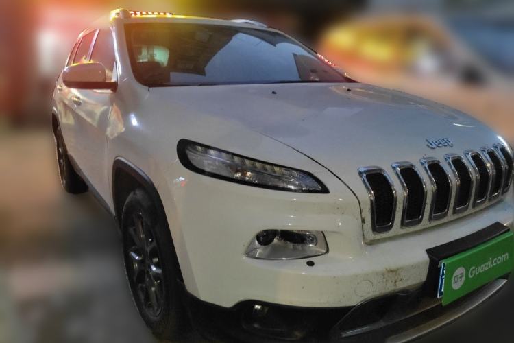Used Jeep Cherokee 2020 2.0L Two-Wheel Drive Classic Sports Edition Front Right 45 Deg