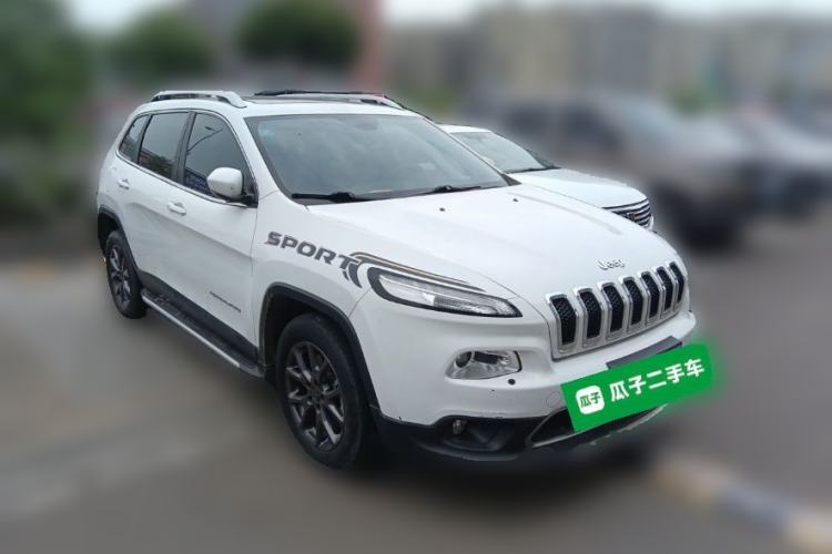 Used Jeep Cherokee 2020 2.0L Two-Wheel Drive Classic Sports Edition Front Right 45 Deg
