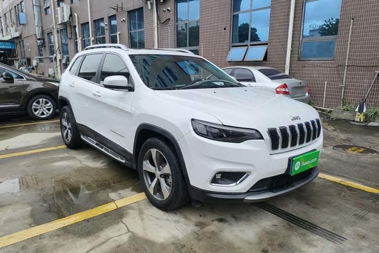 Used Jeep Cherokee 2020 2.0T Two-Wheel Drive Leading Edition Front Right 45 Deg