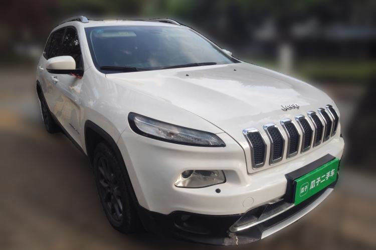 Used Jeep Cherokee 2020 2.0L Two-Wheel Drive Classic Sports Edition Front Right 45 Deg
