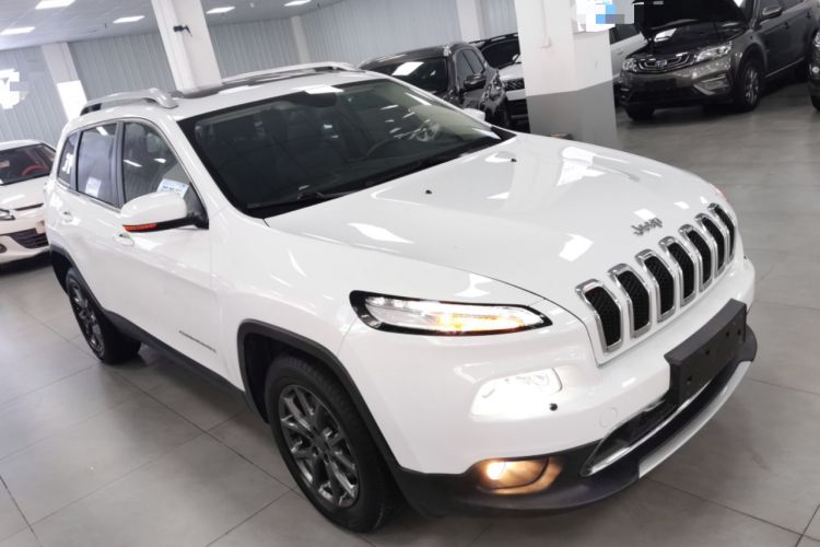 Used Jeep Cherokee 2020 2.0L Two-Wheel Drive Classic Sports Edition Front Right 45 Deg